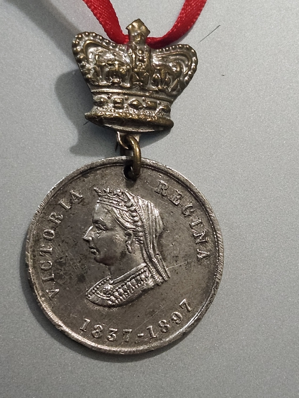 1837-1897 Queen Victoria Diamond Jubilee commemorative medallion crown pin
